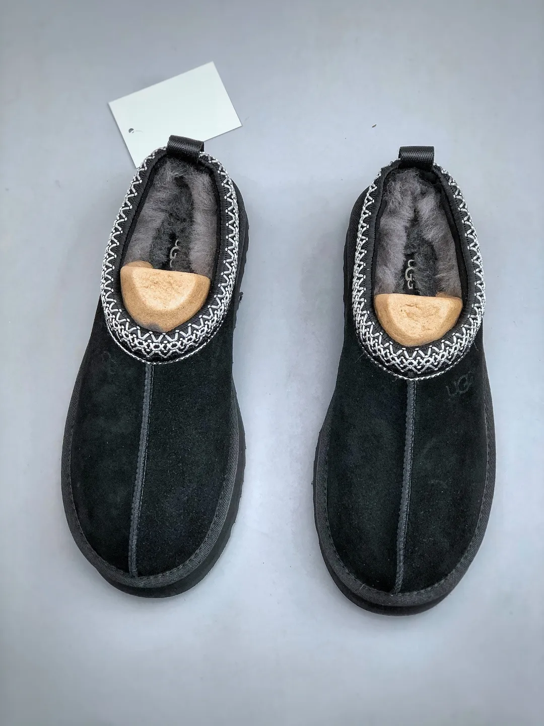 Local self-pickup💰560 supports store placement. The top version on the market. UGG Tazz ethnic style thick-soled women's model. Xiaohongshu's hot model. Produced by a major foreign trade factory in Guangzhou. From toe to insole, genuine sheep fur. Independent outer box packaging. Chip. With waterproof technology. Differentiating from any version on the market. 5cm thick sole. Independently developed original outsole. Cashmere insole. Keep warm when going out in winter. It is a very suitable choice for home use. In the new year, uug has launched a style series, which is partially biased towards the preferences of young consumers. It has also moved to the forefront of fashion trends. Shoe body material. Water-repellent coated suede upper. 17mm UGGPURE™ implanted wool insole. Lightweight non-slip and comfortable rubber outsole. With brand LOGO. With full packaging. Size: 35-40